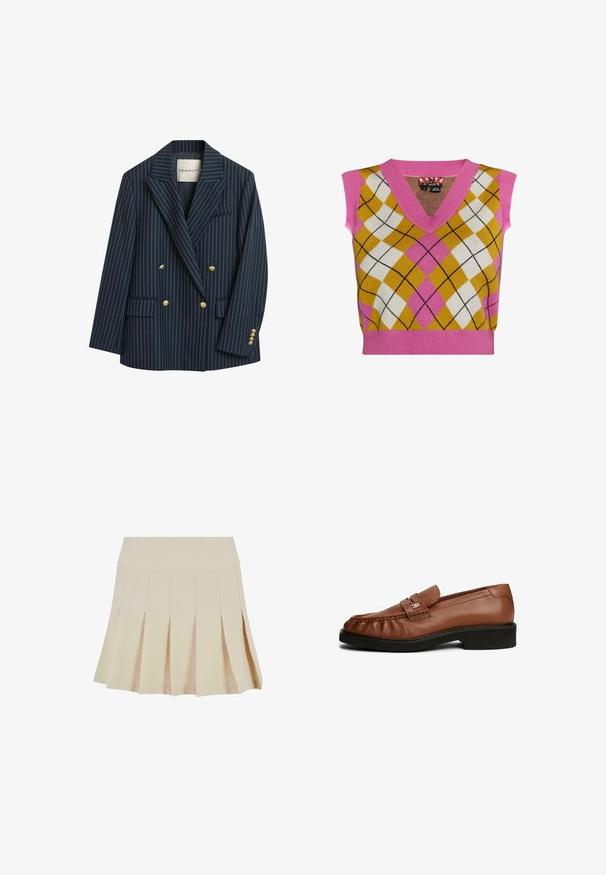 Blazer double boutonné à rayures marines avec boutons dorés, revers crantés et deux poches avant. Le tissu semble lisse avec une coupe ajustée.; Gilet sans manches en tricot avec un col en V rose, motif argyle jaune, blanc et rose, avec des lignes noires contrastantes et un ourlet côtelé.; Jupe plissée beige avec une taille cintrée, fabriquée dans un tissu lisse. Présente plusieurs plis verticaux et un ourlet droit.; Mocassins en cuir marron avec une texture lisse, bout arrondi, détail de sangle à l'avant et petit talon en caoutchouc noir.