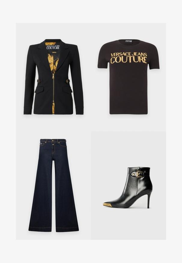 Sort tætsiddende blazer med for af guld barokmønster, frontlynlås, hakkede revers, detaljer med sidestropper og klaplommer.; Sort kortærmet t-shirt med "Versace Jeans Couture" skrevet med store guld bogstaver på brystet, rund halsudskæring og stofmærke indeni.; Mørkeblå viddeben denimjeans med forrest knap- og lynlåslukning, forlommer og kontrastsyning.; Sort ankelstøvle lavet af skinnende læder med spids tå, stilet hæl og guldfarvet hardware med en dekorativ spænde-detalje.