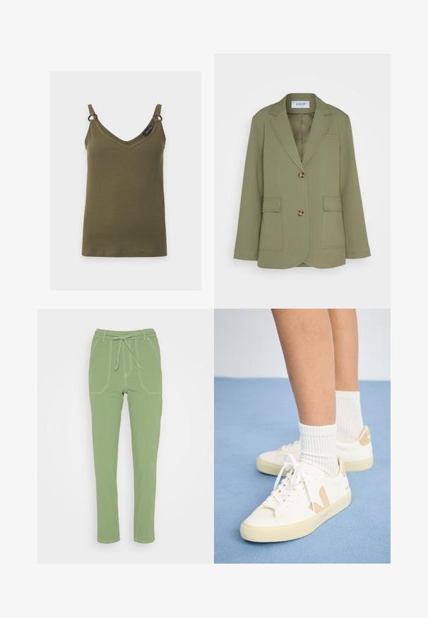Envii Blazer - deep lichen green; Khakigrøn ribbet tanktop med V-hals, tynde stropper og små metalringe, der forbinder stropperne til toppen, vist på en ensfarvet baggrund.; Marks & Spencer SLIM - Bukser - bright sage; Hvide sneakers med brune detaljer, rund tå og hvide snørebånd. Båret sammen med ribbede hvide strømper, sat mod en lys blå baggrund.