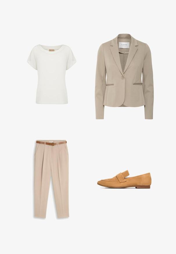 Beiger taillierter Damenblazer mit Ein-Knopf-Verschluss, mit Kerbkragen und zwei vorderen Leistentaschen.; Weißes Damenshirt mit kurzen Ärmeln, rundem Ausschnitt und einem kleinen beigen Etikett auf der Innenseite des Kragens.; Beige maßgeschneiderte Hose mit Seitentaschen, Falten und einem hellbraunen Ledergürtel mit goldener Schnalle, flach auf weißem Hintergrund dargestellt.; Tan-farbene Wildleder-Loafers mit flachem Absatz, runder Zehenpartie und einem gesteppten Riemen über dem Spann für einen eleganten Abschluss.