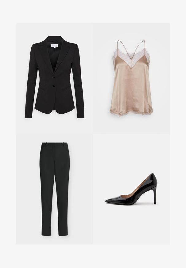 Patrizia Pepe GIACCA - Blazer - nero; Camiseta de satén en beige con escote en V, que presenta acentos de volantes transparentes en los bordes y tirantes ajustables.; Pantalones negros de corte ajustado con trabillas para cinturón, cremallera frontal y piernas rectas, mostrados sobre un fondo blanco.; Zapato de charol negro de tacón alto con punta afilada y tacón de aguja, mostrado de perfil sobre un fondo blanco liso.