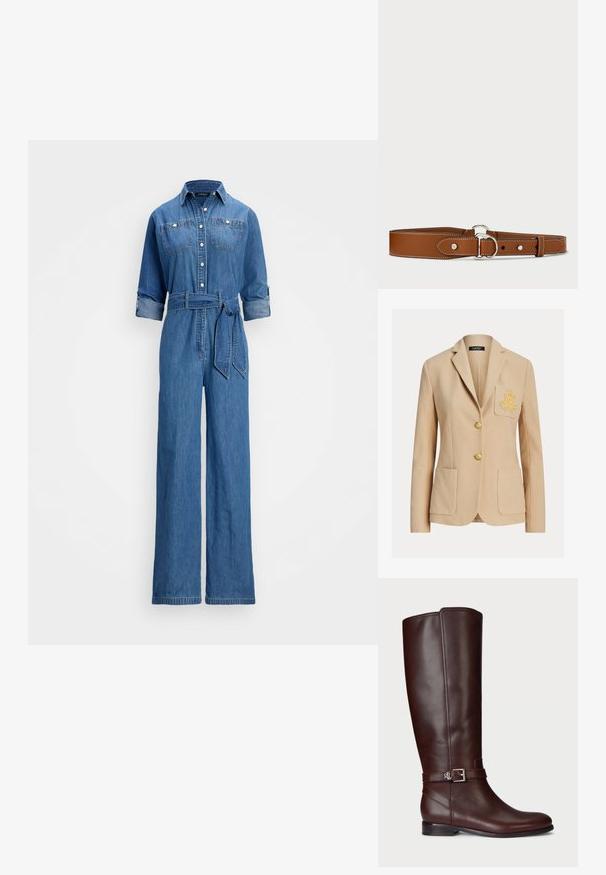 Beige op maat gemaakte blazer met twee voorzakken, gouden borduurwerk op de linker borstzak en twee gouden knopen middenvoor.; Denim jumpsuit in midblauw, met een knopenlijst aan de voorkant, twee borstzakken, opgerolde mouwen, een taille met riem en een wijdere broekspijp.; Bruine leren kniehoog laars met een gladde textuur, zilverkleurige gesp als accent en een lage, gestapelde hak. Bevat subtiele stikdetails.; Leren riem in bruin met een gladde textuur, voorzien van witte stiksels, een ronde zilveren gesp en een eenvoudig ontwerp met riemgaten.