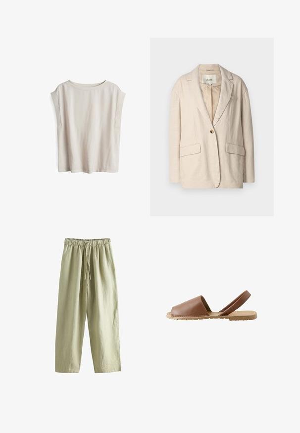 Beige Leinenblazer mit strukturiertem Design, einreihiger Knopfverschluss, Schalkragen und zwei vorderen Taschen. Sanfte Textur und lässige Passform.; Kurzärmliges, hellbeiges Oberteil aus weichem Stoff, mit weitem Ausschnitt und herabgesetzten Schulternähten, in lässiger Passform und minimalistischem Design.; Hellbeige Relaxed-Fit-Hose mit elastischem Bund und Kordelzug, aus leichtem Stoff, mit breiten geraden Beinen.; Braune flache Ledersandale mit offenem Zehenbereich, Slingback-Riemen und hellbrauner Gummisohle, in Seitenansicht auf weißem Hintergrund gezeigt.