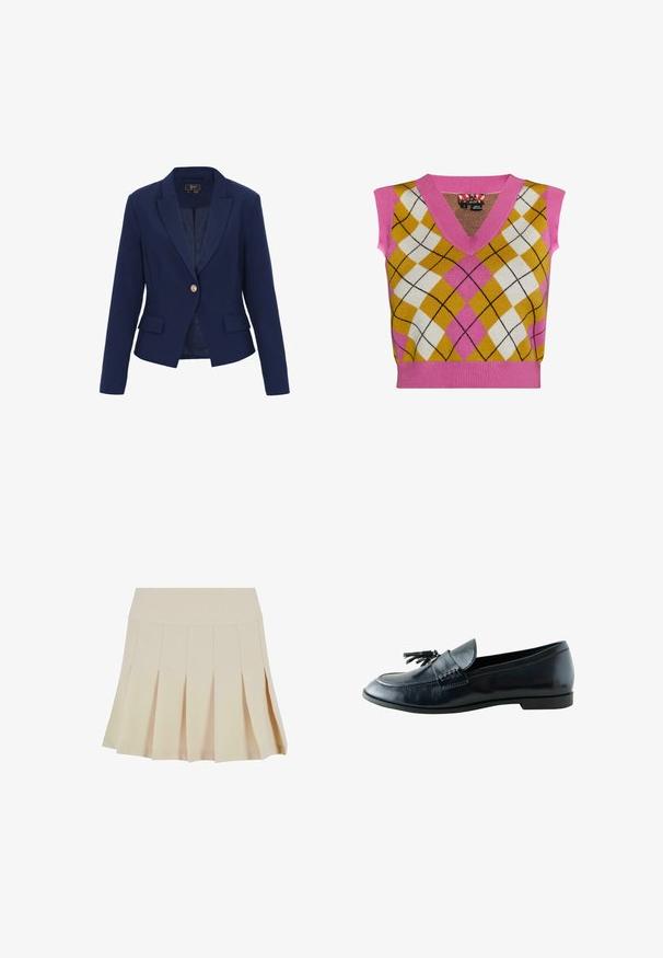 Marineblå kvindeblazer med én forreste knap, hakkraver, lange ærmer og to klaplommer.; Strikket ærmeløs vest med en pink V-hals, argyle mønster i gul, hvid og pink, med kontrasterende sorte linjer og ribbet kant.; Beige plisseret nederdel med en tætsiddende talje, lavet af et glat stof. Har flere lodrette plisser og en lige kant.; Sort læder herres loafer med kvastdetalje på toppen og lav hæl, vist fra venstre side mod hvid baggrund.