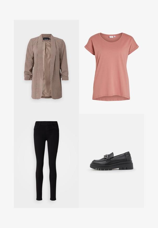 Rutet blazer i brune nuancer med en lys inderside, lange ærmer opsmøgget ved manchetterne og en skræddersyet pasform.; Lyserød kortærmet dame T-shirt med rund halsudskæring og opsmøgede ærmekanter, ensfarvet design og let buet kant.; Sorte slim-fit bukser med knaplukning, bæltestropper og frontlommer, vist mod en ensfarvet lys baggrund.; Sort loafersko med en kraftig platformsål, glat læderoverdel, dekorativ kædeaccent og let hæl med notched detalje.