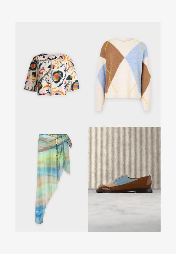 Veste blanche avec une grande broderie florale colorée, manches trois-quarts, col rond et fermeture boutonnée devant.; Noisy May NMARMIE ARGYLE - Pullover - cloud dancer/multi coloured; Jupe portefeuille asymétrique en voile avec un motif dégradé bleu, vert et beige, fixée avec une ceinture décorative perlée et une boucle ronde.; Chaussure marron et bleu clair avec une finition vernie, ornée de clous décoratifs dorés et d'un laçage, posée sur un fond beige texturé.
