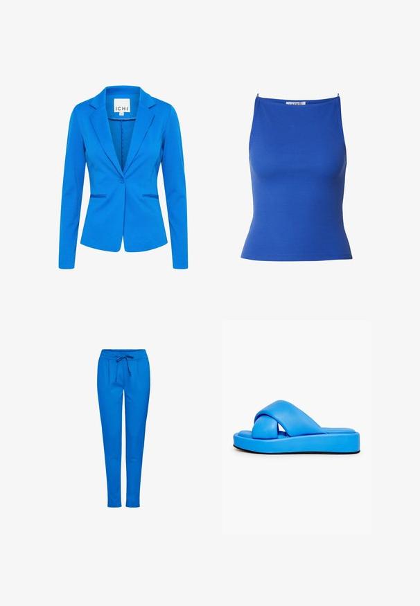 Blaues, tailliertes Blazer aus strukturiertem Stoff. Mit Reverskragen, Einzelknopfverschluss und zwei vorderen Taschen mit diskretem Stich.; Hellblaues geripptes ärmelloses Tanktop mit dünnen Trägern und tailliertem Schnitt, dargestellt vor einem schlichten weißen Hintergrund.; Blaue Jogginghose aus weichem Stoff, mit einem elastischen Bund und Kordelzug, zwei Fronttaschen und einem schmal zulaufenden Bein.; Blaue Rutschsandale mit dicker, gepolsterter Sohle, ausgestattet mit einem gekreuzten Riemendesign, glatter Textur und schwarzer Laufsohle.