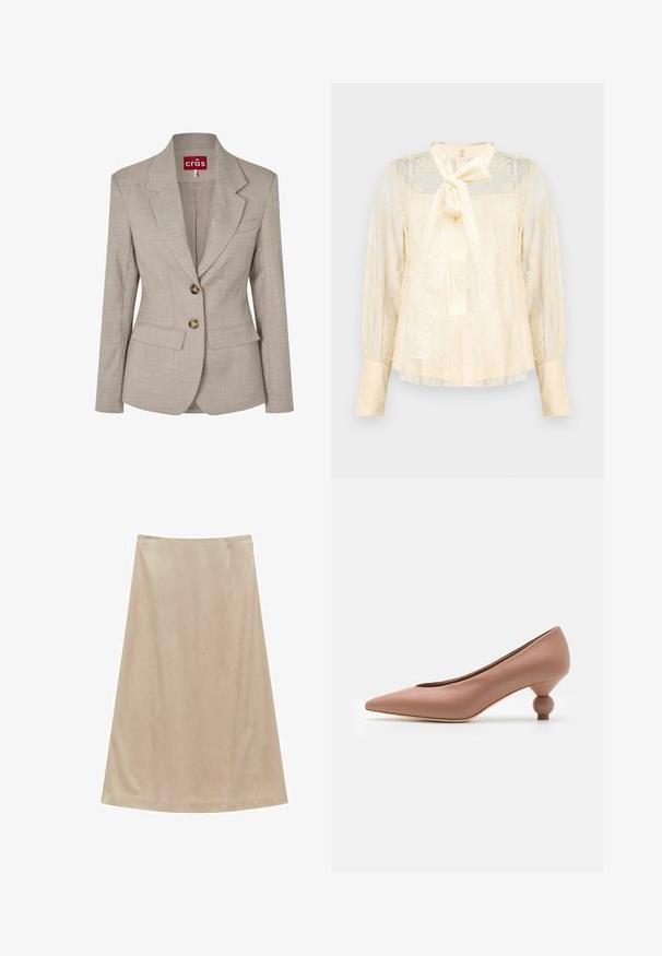 Beige, op maat gemaakte damesblazer met reverskraag, twee knopen aan de voorkant, klepzakken en een borstpaspelzak, van het merk Crās.; Lichtcrèmekleurige blouse van kant met een strikdetail bij de hals, doorschijnende lange mouwen en met knopen sluitende manchetten. Geheel voorzien van een textuur met een bloemmotief.; Een beige A-lijn rok van zachte stof, met een gladde textuur en strakke lijnen, met een middellange snit en zonder zichtbare patronen of hardware.; Weekend Max Mara RENZA - Klassieke pumps - nudo
