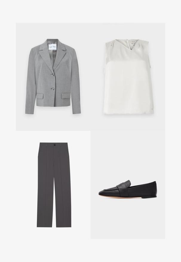 Blazer gris sur mesure avec un col en notch, fermeture à deux boutons et deux poches avant au toucher lisse. Doublure intérieure.; Blouse blanche sans manches avec col en V, plis subtils aux épaules et fermeture éclair au dos, présentée sur un fond uni.; Pantalons gris avec une coupe droite, comprenant deux poches latérales et une fermeture à bouton. Tissu lisse sans motifs ni accents visibles.; Mocassin plat en cuir noir avec bout pointu, large bride à l'avant et semelle marron clair, présenté de profil sur fond blanc.