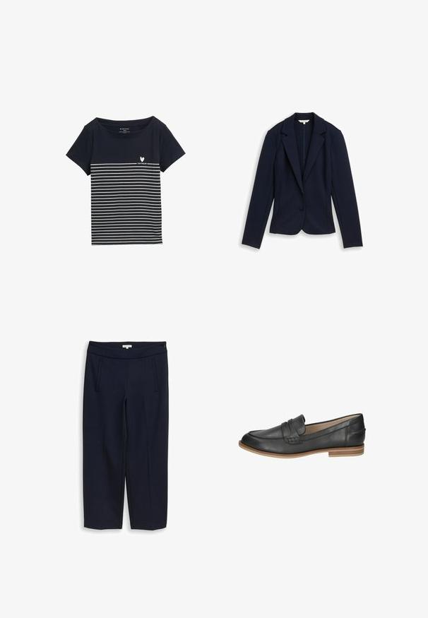Marineblauer Blazer mit einem Knopf, Klapprevers, langen Ärmeln und taillierter Passform, flach auf weißem Hintergrund dargestellt.; Dunkelblaues T-Shirt mit weißen horizontalen Streifen, rundem Ausschnitt, kurzen Ärmeln und einem kleinen Herz-Logo mit dem Text "TOM TAILOR" auf der Vorderseite.; Marineblaue, gerade geschnittene Hose mit Seitentaschen und einem taillierten Bund, maßgeschneidert für einen sauberen, formellen Look.; Schwarzer Lederloafer mit glatter Oberfläche, dekorativem Riemen, rund zulaufender Spitze und einer niedrigen, strukturierten hellbraunen Sohle. Minimalistisches Design mit dezenten Nähten.