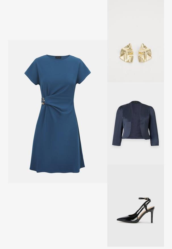 Blazer bleu marine court à devant ouvert avec manches longues et épaules légèrement rembourrées, fabriqué en tissu satin lisse.; Robe bleue à manches courtes avec encolure ronde, avec un nœud latéral réuni par une boucle dorée décorative sur un fond uni.; Escarpin en cuir verni noir à talon haut, avec un bout pointu, une bride réglable à la cheville et des côtés ouverts. Texture lisse.; Boucles d'oreilles en métal doré avec un design ondulé ; surface lisse et réfléchissante ; forme asymétrique ; sans motifs ni éléments visibles.