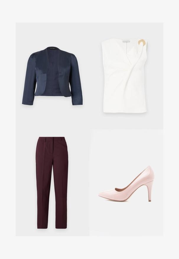 Marineblå cropped åben-front blazer med lange ærmer og let polstrede skuldre, lavet af glat satinstof.; Ærmeløs hvid bluse med en indpakningsdesign, der har en guldfarvet dekorativ ringdetalje på den højre skulder.; Burgunderrøde bukser med lige ben og en glat tekstur, der har en flad front og ingen synlige lommer. Skræddersyet design med en klassisk pasform.; Pink laklæder højhælet sko med spids tå og tynd hæl. Glat tekstur med en blank finish. Ingen synlige accenter eller mønstre.
