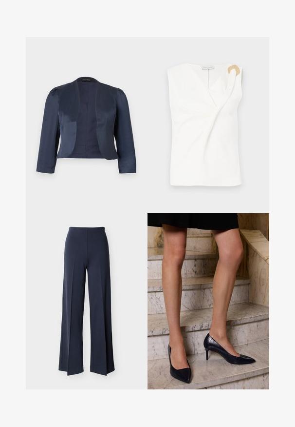 Marineblauwe cropped blazer met open voorzijde, lange mouwen en licht gevoerde schouders, gemaakt van glad satijnen stof.; Mouwloze witte blouse met een wikkelontwerp, voorzien van een decoratieve ring in goudkleur op de rechter schouder.; Marineblauwe wijde broek met zijsplitsingen, hoge taille en een gladde voorkant, weergegeven tegen een witte achtergrond.; Navyblauwe hoge hakken met een spitse neus, met een gladde en gestructureerde afwerking die lijkt op krokodillenleer.