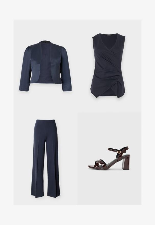 Marineblauwe cropped blazer met open voorzijde, lange mouwen en licht gevoerde schouders, gemaakt van glad satijnen stof.; Mouwloze donkerblauwe wikkeltop met V-hals en geplooide drapering aan de voorrand, gelabeld Anna Field.; Marineblauwe wijde broek met zijsplitsingen, hoge taille en een gladde voorkant, weergegeven tegen een witte achtergrond.; Patent bordeaux hooggehakte sandaal met open teen, voorzien van kruisbandjes en een enkelbandje met een ronde gouden gesp. Ontwerp met blokhak.