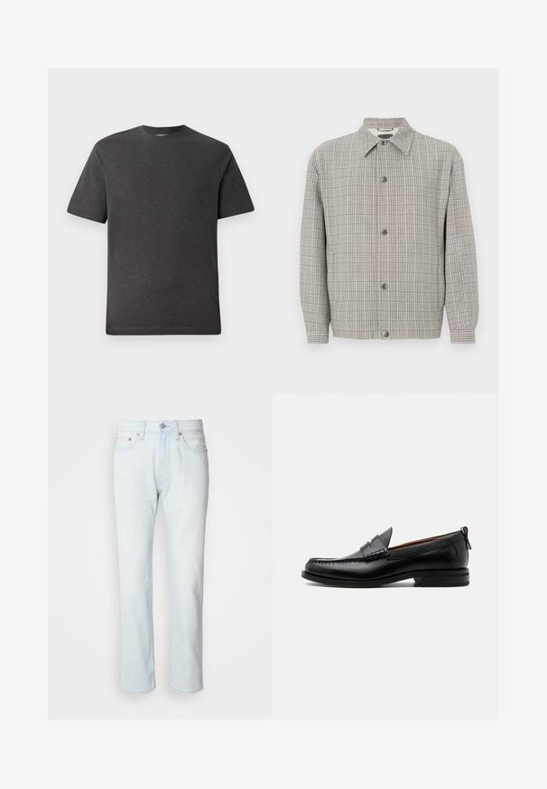 Grijze geruite jas van gestructureerde stof, met een kraag, sluiting met knopen aan de voorkant en lange mouwen.; Grijze t-shirt met korte mouwen, gemaakt van een zachte, lichte stof, met een ronde hals en minimale naden. Geschikt voor casual gebruik.; Lichtblauwe denim jeans met een rechte pijp. Voorzien van een knoopsluiting en riemlussen, met een vervaagde textuur en minimale stiksels.; Zwarte leren herensloffen met moc toe stiksel, pennyriem, gestructureerde kraag en lage gestapelde hak op witte achtergrond.