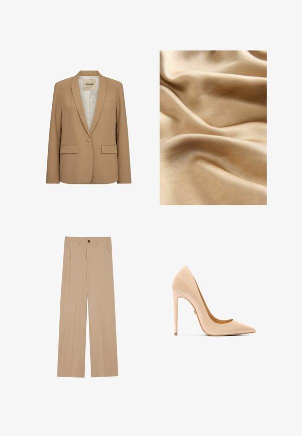 Tan blazer van gladde stof, met een notch-lapel, enkele knoopsluiting, twee frontzakken en een subtiele logo-accent.; Satin stof in een warme, lichte beige kleur, met een gladde, glanzende textuur en subtiele plooien en krommingen verspreid over het oppervlak.; Beige wijde broek met een gladde textuur, voorzien van twee zijzakken, een frontale knoopsluiting en subtiele plooien voor een extra detail.; Naaktkleurige pumps van lakleer met hoge hak, puntige neus, slank silhouet en een stilettohak, met een gladde, glanzende textuur.