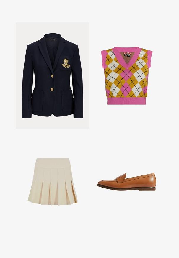 Marineblauwe blazer met ingesneden revers, twee gouden knopen, twee opgestikte voorzakken en goud geborduurd "RL"-logo op de linkerborstzak.; Gebreid mouwloos vest met een roze V-hals, ruitpatroon in geel, wit en roze, met contrasterende zwarte lijnen en een geribbelde zoom.; Beige geplisseerde rok met een aangesloten tailleband, gemaakt van een gladde stof. Kenmerkt zich door meerdere verticale plooien en een rechte zoom.; Tan leren instapper met een slank ontwerp, voorzien van een voorste banddetail, ronde neus en een lage bruine hak. Gladde textuur, minimalistische stijl.