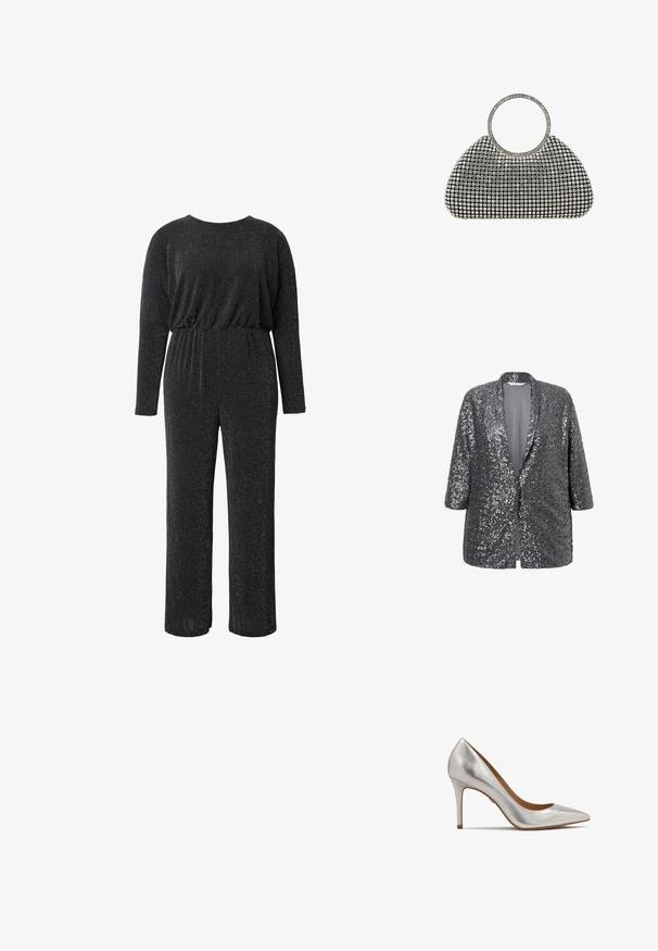 Sølv pailletjakke med løs pasform, åben front og 3/4 ærmer. Glat indvendig foring og struktureret yderside.; Sort jumpsuit lavet af et struktureret, glitrende stof, med lange ærmer, rund halsudskæring, elastisk talje og vide benåbninger.; Sølv højhælet pumpe med spids tå, lavet af skinnende metallisk materiale, med en slank hæl og en glat struktur.; Sort aftenkobling dækket med et gitter af sølvfarvede rhinsten og et matchende rundt håndtag med rhinsten på en hvid baggrund.