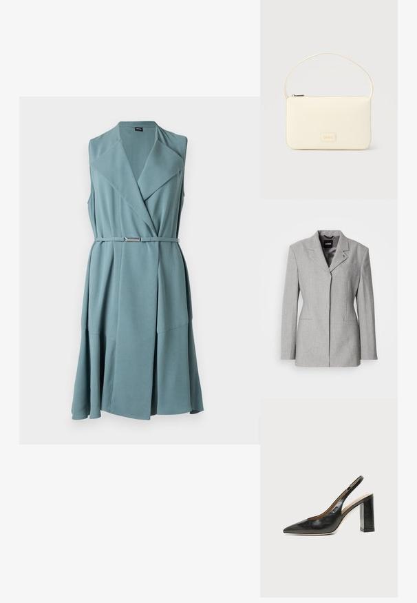 Veste en laine grise avec épaules structurées, fermeture à un bouton et deux poches avant. Comprend un col cranté et un logo de marque discret.; Robe sans manches couleur sarcelle avec un col châle, une taille ceinturée ornée d'un accent métallique, et une jupe évasée fluide à poches latérales.; Chaussure slingback en cuir noir à bout pointu avec un talon bloc haut et une doublure intérieure beige sur un fond clair uni.; Sac à main rectangulaire de couleur crème avec une seule sangle et une fermeture éclair sur le dessus, comportant une petite plaque de logo embossé à l'avant.