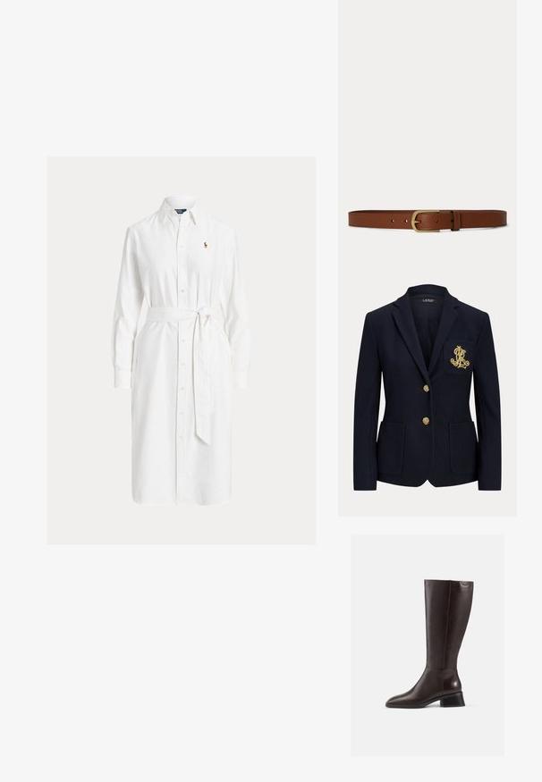 Marineblazer mit goldenen Knöpfen, zwei Fronttaschen und einem goldbestickten Logo auf der linken Brusttasche.; Weißes Hemdkleid mit langen Ärmeln, Kragen, Taillenbindung und kleinem gesticktem Logo auf der linken Brust.; Knöchelhohe, braune Lederstiefel mit glatter Oberfläche, abgerundeter Spitze und gestapeltem schwarzen Absatz. Schlichtes Design mit minimalen Hardware-Details.; Brauner Leder-Gürtel mit rechteckiger, goldfarbener Schnalle und mehreren Einstelllöchern vor weißem Hintergrund.