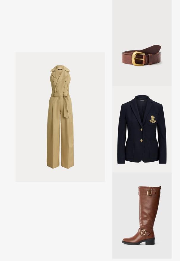Navyblauwe blazer met gouden knopen, twee steekzakken aan de voorkant en een goud geborduurd logo op de linkerborstzak.; Beige jumpsuit met wijde pijpen, een dubbelgeknoopte sluiting, grote revers en een ceintuur in de taille. Gemaakt van een glad, gestructureerd materiaal.; Bruine leren knielange laars met twee gouden gespen, lage zwarte blokhak en een treklipje aan de achterkant op een witte achtergrond.; Bruine lederen riem opgerold met een gepolijste gouden metalen gesp met gegraveerde lijndetails.