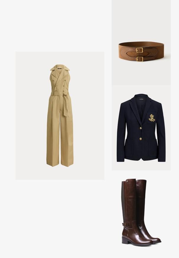 Marineblå blazer med gyldne knapper, to forlommer og et guldbroderet logo på venstre brystlomme.; Beige buksedragt med vide ben, dobbeltspændt design, store revers og bælte i taljen. Fremstillet af et glat, struktureret stof.; Brune læderknæhøje støvler med glat finish, kontrasterende stofpanel, ankelspænde detalje og lav blokhæl.; Bred brun ruskindsbælte med to gyldne firkantede spænder og læderdetaljer på en ensartet hvid baggrund.