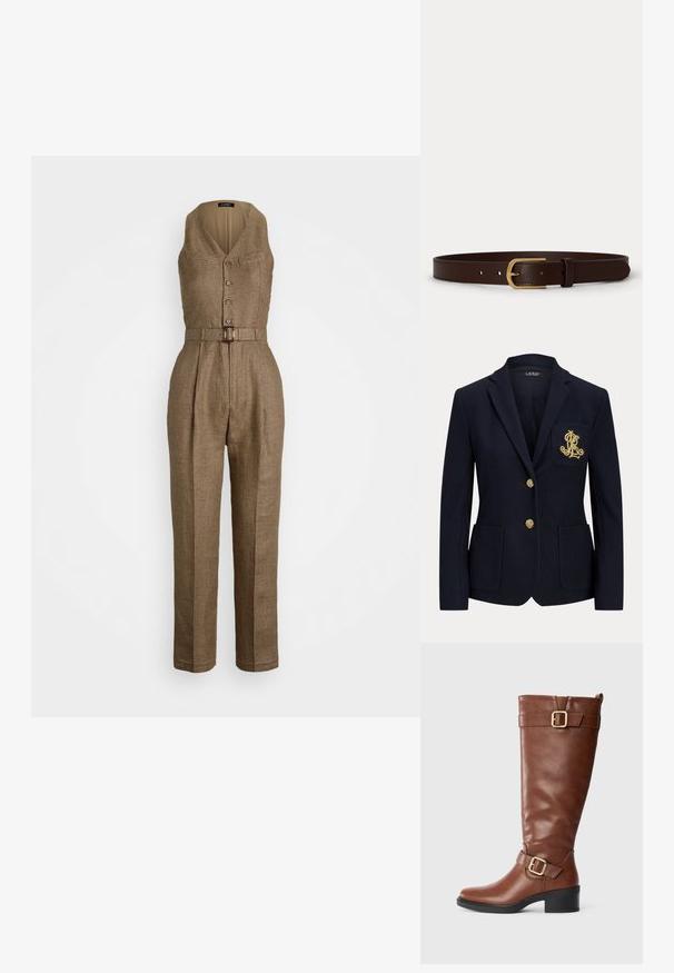 Marineblå blazer med gyldne knapper, to forlommer og et guldbroderet logo på venstre brystlomme.; Brun houndstooth jumpsuit med v-hals, knapfront og bælte i taljen. Har en tæt siddende overdel og vidde benbukser.; Brun knæhøj læderstøvle med to gyldne spænder, lav sort blokhæl og snoretab bagpå på en helt hvid baggrund.; Brunt læderbælte med guldfarvet metalspænde og syede kanter, lagt fladt på en hvid baggrund.