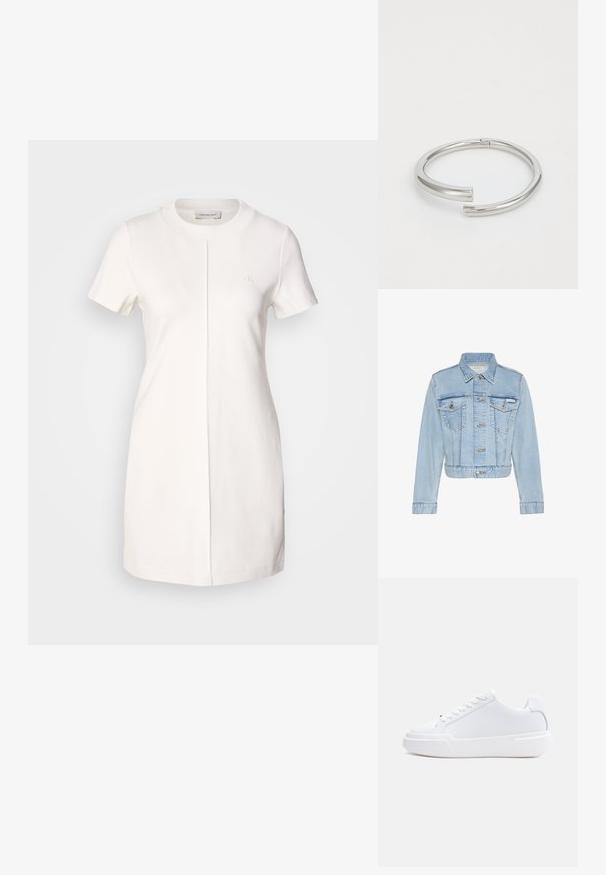 Lyseblå cropped denimjakke med knapper foran, to knappedækkede brystlommer, lange ærmer og Calvin Klein-mærke på venstre lomme.; Calvin Klein Jeans MILANO T SHIRT DRESS - Jerseykjole - tofu; Hvid lavtop-sneaker med snørelukning, tyk sål og glat overdel, vist fra ydersiden mod en ensartet lys baggrund.; Calvin Klein SPIRAL - Armbånd - silver-coloured
