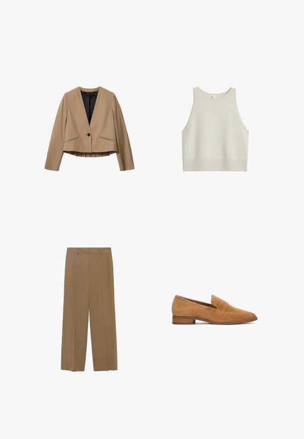 Beige cropped blazer met lange mouwen, enkele zwarte knoopsluiting, twee voorste paspelzakken en zwarte voering aan de binnenkant.; Lichtbeige cropped tanktop gemaakt van zacht materiaal. Voorzien van een ronde hals, brede armsgaten en een geribbelde zoom.; Wijduitlopende broek van lichtgewicht stof in een effen bruine kleur, met een plissee aan de voorkant en een aangesloten tailleband.; Loafer van lichtbruine suède met een lage gestapelde hak en een brede riem over het wreef, zijaanzicht tegen een witte achtergrond.