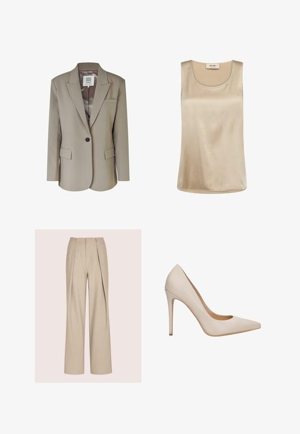 Beige blazer met een geknipt revers, enkele knoopsluiting, twee voorzakken en een gladde satijnen binnenvoering. Taillerende pasvorm met gestructureerde schouders.; Mouwloze beige satijnen top met ronde hals en Mos Mosh-label aan de binnenzijde van de kraag.; Beige op maat gemaakte broek met een wijde pijp, voorzien van dubbele plooien aan de voorkant, een gladde textuur en een gestructureerde tailleband.; Beige leren pumps met hoge hak, een spitse neus, een gladde textuur en een slanke stilettohak. Minimalistisch ontwerp zonder extra versieringen.
