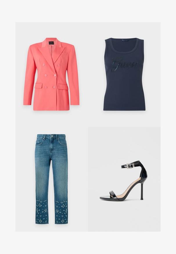 Koraalkleurige dubbelzijdige blazer met een gestructureerd ontwerp, inkepingen op de revers en twee voorzakken. Gemaakt van een gladde, lichte stof.; Marineblauw ribgebreid mouwloos topje met ronde hals en "Guess est. 1981" logo in strasssteentjes over de borst.; Blauwe denim jeans met een rechte snit, voorzien van bloemborduursels en versieringen aan de onderkant en een vijfzakkenmodel.; Zwarte sandalen met hoge hak van lakleer en een enkelriempje. Heeft een minimalistisch ontwerp, open teen en een gesp met strass-steentjes.