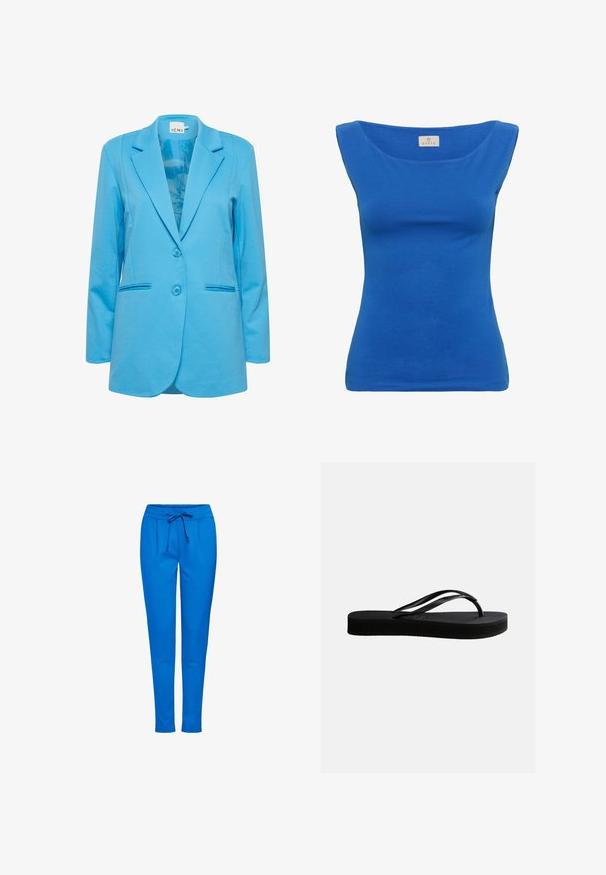 Blazer azul a medida hecho de una tela suave, con solapas muescas, dos botones y bolsillos laterales con un sutil detalle de costura.; Top azul sin mangas con tirantes anchos y escote redondo, con una pequeña etiqueta beige con el nombre de la marca en la parte interior trasera.; Pantalones de chándal azules hechos de tejido suave, con cinturilla elástica y cordón, dos bolsillos frontales y un diseño de pierna ajustada.; Chancla negra de goma con suela texturizada y correa en forma de Y, mostrada en vista lateral sobre un fondo liso y claro.