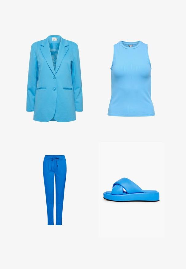 Blazer azul a medida hecho de una tela suave, con solapas muescas, dos botones y bolsillos laterales con un sutil detalle de costura.; Camiseta sin mangas acanalada en azul claro con cuello redondo y silueta ajustada.; Pantalones de chándal azules hechos de tejido suave, con cinturilla elástica y cordón, dos bolsillos frontales y un diseño de pierna ajustada.; Chancla azul con una suela gruesa y acolchada, que presenta un diseño de correas cruzadas, textura suave y detalles en la suela negra.