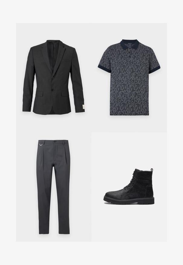 Schwarzer Herrenblazer mit zwei Knöpfen, Revers mit Kerb, vorderen Pattentaschen und einer Brustleistentasche, vor hellem Hintergrund präsentiert.; Kurzärmeliges Polohemd in Marineblau mit Paisley-Muster. Es verfügt über einen kontrastierenden Marineblauen Kragen und Ärmelbündchen; gefertigt aus einem strukturierten Strickstoff.; Dunkelgraue schmal geschnittene Hose mit vorderen Falten, Gürtelschlaufen, Knopfverschluss und einem kleinen Metallring auf der linken Seite.; Schwarze Ankle Boots mit einer strukturierten Oberfläche, ausgestattet mit Schnürung vorne, robustem Gummisohle und einer Zuglasche hinten für einfaches An- und Ausziehen.