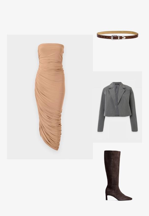 Korte grijze blazer met inkeping revers, lange mouwen en open voorkant, getoond tegen een witte achtergrond.; Strapless jurk in een lichtbeige stof, met geplooide draping langs het lichaam en een aansluitende silhoutte die eindigt in een taps toelopende zoom.; Bruine suede kniehoge laars met een puntige neus en een hak van 7,5 cm. Glad textuur, slanke silhuet en minimalistisch ontwerp.; Bruine leren riem met krokodillenstructuur, zilveren gesp en metalen lus op een witte achtergrond.