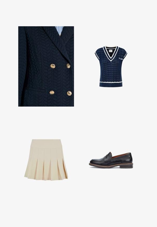Donker marineblauw getextureerd colbert met vier gouden knopen en een notched reverskraag over een lichtblauw gestreept overhemd.; Navy gebreide trui met V-hals, korte mouwen, witte rand, gemusterde textuur en het "PEPE JEANS" logo op de voorkant.; Beige geplisseerde rok met een aangesloten tailleband, gemaakt van een gladde stof. Kenmerkt zich door meerdere verticale plooien en een rechte zoom.; Zwarte leren instapper met gestikte details, platte hak en bruine zool. Glad oppervlak met een ronde neus en een decoratieve band over de wreef.