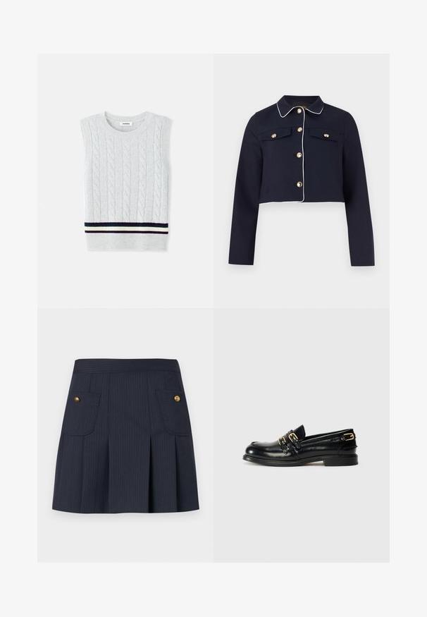 Marineblå kort jakke med hvide piping, lange ærmer, guldknapper og klaplommer på brystet mod en ensfarvet baggrund.; Lys grå ærmeløs sweater med et kabelstrikket mønster og en stribet ribkant i marineblå, grøn og creme. Blød tekstur.; Mørkeblå navy nederdel med tynde striber, forplissering foran og to klaplommer på hver side med guldknapper.; Sorte læder loafers med en blank finish, der har to guldspænder og en lav hæl. Glat tekstur med rund tådesign.