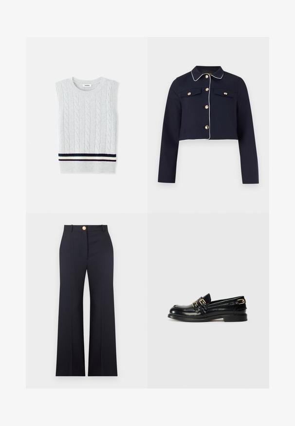 Marineblå kort jakke med hvide piping, lange ærmer, guldknapper og klaplommer på brystet mod en ensfarvet baggrund.; Lys grå ærmeløs sweater med et kabelstrikket mønster og en stribet ribkant i marineblå, grøn og creme. Blød tekstur.; Sorte, højttaljede, skræddersyede bukser med knappeslukning og lynlås foran, bæltestropper og let udvidede, lige ben.; Sorte læder loafers med en blank finish, der har to guldspænder og en lav hæl. Glat tekstur med rund tådesign.