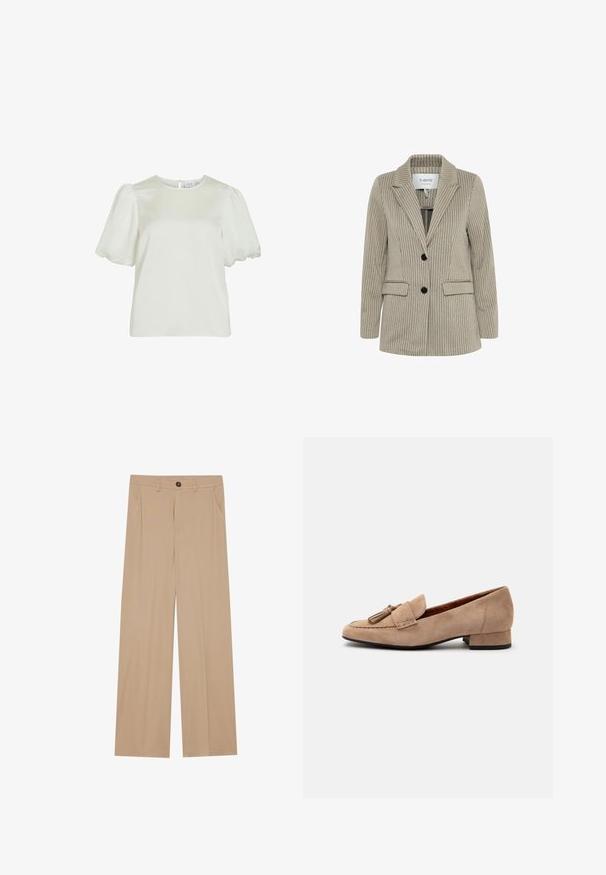 Stribet blazer i beige med lodrette linjer. Har et klippet krave, sorte knapper og to frontlommer. Tekstureret stof.; Hvid kortærmet bluse med rund halsudskæring og puffede ærmer, med knappelukning bagpå.; Beige brede bukser med en glat tekstur, der har to sidelommer, en frontlukning med knap og diskrete plisseringer for at tilføje detaljer.; Beige ruskind loafer med lav hæl og kvastdekoration foran samt rundet tå, vist fra siden på en hvid baggrund.