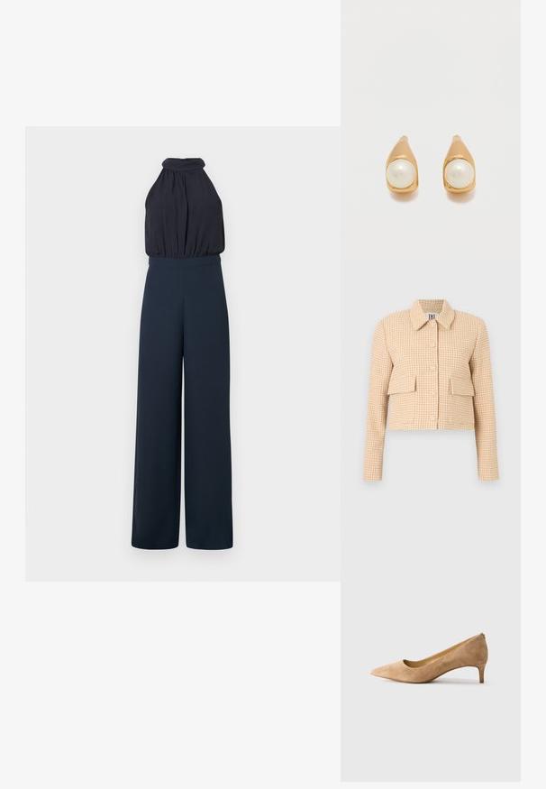 Beige en witte cropped jas met pied-de-poulepatroon, lange mouwen, knopen aan de voorkant, omgeslagen kraag en twee klepzakken aan de voorkant.; Mouwloze zwarte halter-neck jumpsuit met een geplooide taille en wijde pijpen, getoond tegen een effen achtergrond.; Beige suède pumps met een spitse toe en een lage kittenheel, zijaanzicht op een witte achtergrond.; Oorbellen met gouden studs, elk met een enkele ronde witte parel, geplaatst in glad, gebogen metaal tegen een effen lichte achtergrond.