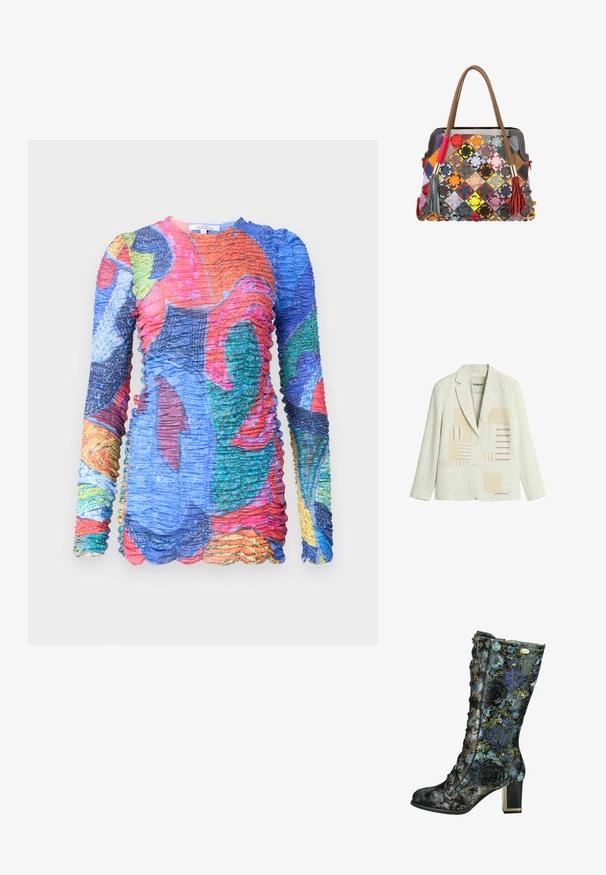 Kremlfarvet blazer med to knapper, hakket revers, forlommer og beige og blå stribet patchwork-design på frontpanelerne.; Multifarvet langærmet kjole med samlet tekstur. Har livlige mønstre i blå, rød, grøn og gul nuancer. Kant med bølger.; Mellemlangt snørestøvle med blokkhæl, sort bund og blåt og grønt blomstermønster og tekstur, sidevisning.; Shopper med brune håndtag, diamantformet patchwork af flerfarvede læderfirkanter, hver med en firebladet blomsterudsmykning og kvaster på håndtagene.