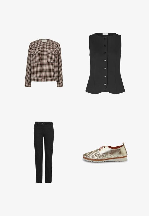 Rutet jakke med et houndstooth mønster i rød, sort og hvid. Har to brystlommer og en lige kant. Tekstureret stof.; Sort ærmeløs vest med rund hals og frontknapper. Har en skræddersyet pasform med en let udvidet kant og glat tekstur.; Sorte lige bukser med knaplukning, bæltestropper og en lille klaplomme på højre side tæt på taljen.; Metallic sølvvævet snøre sko med rund tå, glat overflade, gummisål og kontrasterende røde snører. Accenter inkluderer flettede kanter.