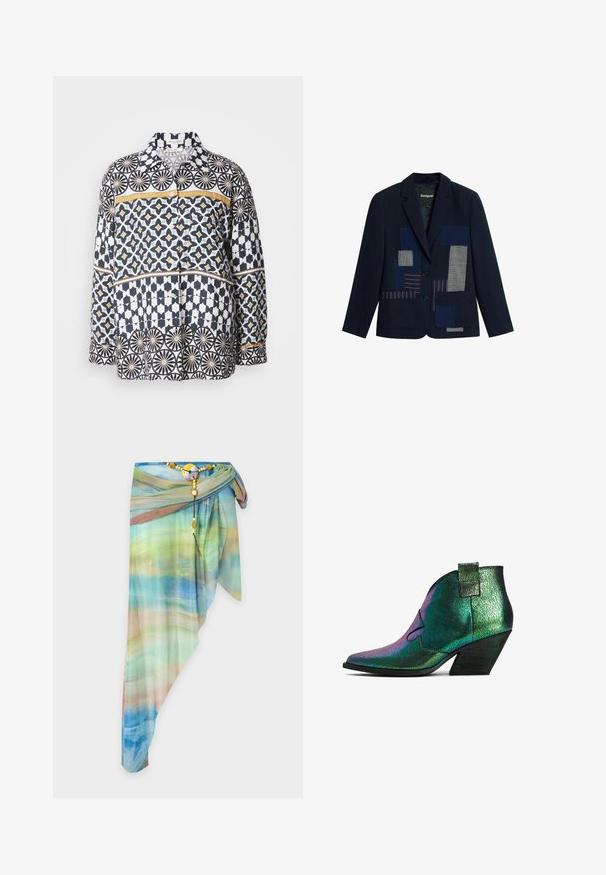 Marineblazer med to knapper, med blå og stribet patchwork-detaljer på fronten og to forlommer.; Langærmet skjorte i bomuld med et geometrisk mønster i navy, hvid og gul. Har krave og knaplukning foran.; Asymmetrisk gennemsigtig omslagsnederdel med blå, grøn og beige gradientmønster, fastgjort med et dekorativt perlebælte og rundt spænde.; Ankelstøvle med spidse tæer, lavet af iriserende grønt materiale med en sprukket tekstur. Har en kort blokhæl og dekorativ syning.
