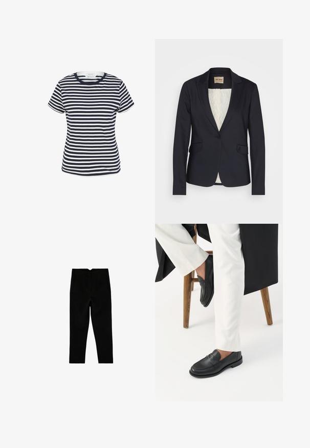 Marineblazer aus glattem Stoff mit Revers, zwei vorderen Taschen und einem gemusterten, hellen Innenfutter. Ein-Knopf-Verschluss.; Navy- und weiß gestreiftes T-Shirt aus Bio-Baumwolle, mit Rundhalsausschnitt und kurzen Ärmeln, mit geradem Saum am unteren Ende.; Schwarze, maßgeschneiderte, knöchellange Hose mit Seitentaschen und leicht zulaufendem Bein, flach auf weißem Hintergrund ausgelegt.; Person trägt schwarze Lederloafer und weiße Hose und sitzt auf einem Holzschemel vor einem weißen Hintergrund.
