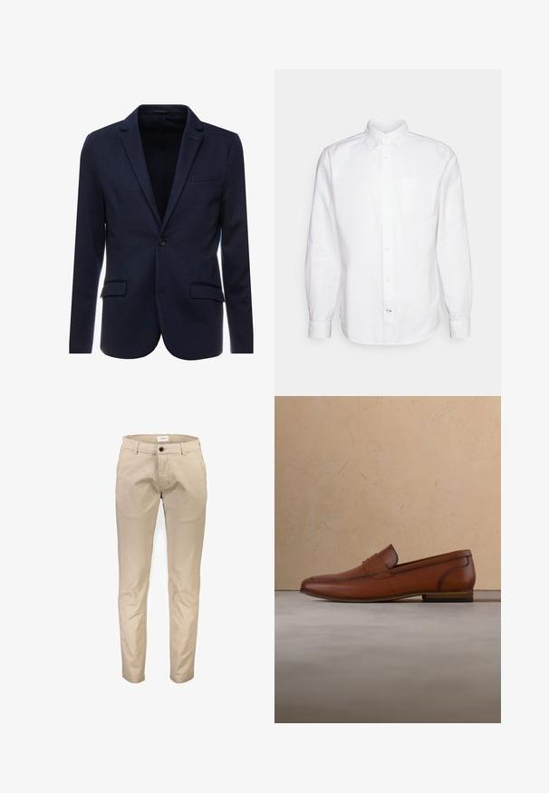 Navyblauer Blazer aus strukturiertem Stoff, mit einem einzelnen Knopfverschluss, Reverskragen und zwei vorderen Taschen.; GAP STANDARD OXFORD - Hemd - white; Beige Baumwollhosen mit geradem Bein, ausgestattet mit Vordertaschen, Reißverschluss und einem einzelnen Knopfverschluss. Glatte Textur, ohne Muster.; Brauner Leder-Slipper schwebt über einem beigen Teppich mit einem unscharfen hellbraunen Sofa im Hintergrund.
