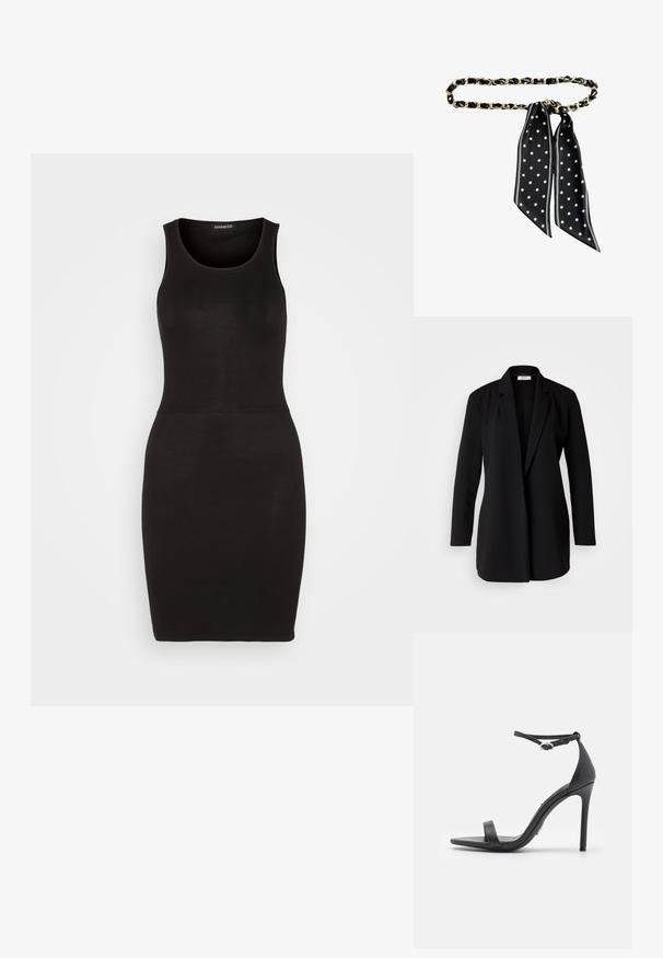 Zwarte op maat gemaakte blazer van soepel stof, met een gelapte kraag, lange mouwen en een open voorkant zonder knopen of bevestigingsmechanismen.; Even&Odd Jerseyjurk - black; Zwarte hoge hakken sandalen met een open teen, dunne banden en een enkelsluiting. Gladde leren textuur met een puntige neus.; Zwart en gouden kettingriem met een zwarte zijden sjaal met witte polkadots en rand, gestrikt in een strik.