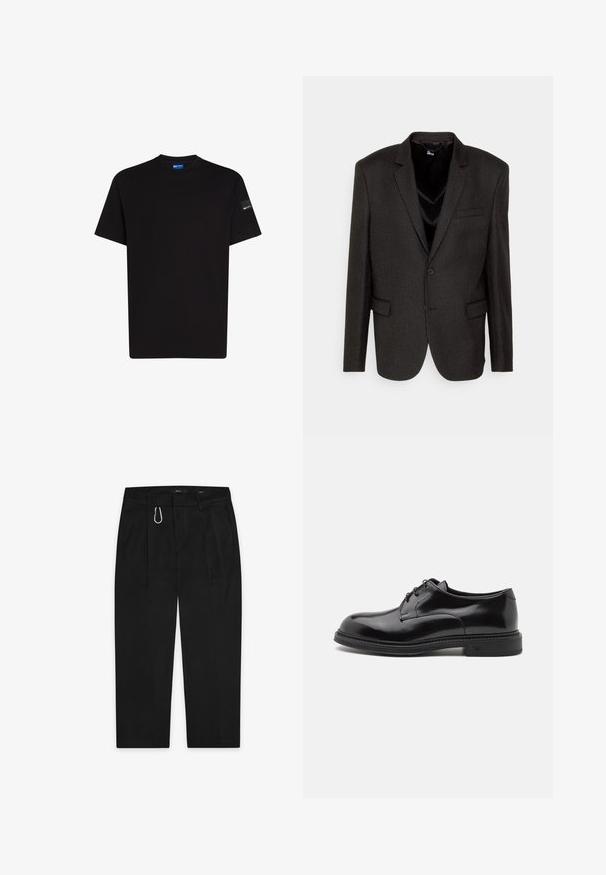 The Kooples COSTUME - Σακάκι τύπου μπλέιζερ - black/ecru; Μαύρο βαμβακερό t-shirt με κοντό μανίκι, στρογγυλή λαιμόκοψη και μια μικρή ετικέτα στο αριστερό μανίκι. Λείος υφασμάτινος χαρακτήρας, κανονική εφαρμογή.; Μαύρο παντελόνι με ίσια γραμμή, διαθέτοντας μεταλλικό ασημί κλιπ καραμπίνερ και δύο πλάγιες τσέπες. Κατασκευασμένο από λείο ύφασμα.; Μαύρο δερμάτινο παπούτσι με λείο φινίρισμα, στρογγυλή μύτη και κορδόνια. Διαθέτει χοντρή μαύρη σόλα και λεπτομέρεια ραφής κατά μήκος της άκρης.