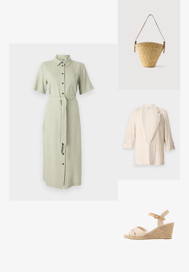 Lichtbeige linnen blazer met een relaxte pasvorm, met notch-kleppen, driekwartmouwen en twee voorzakken, met een gestructureerde afwerking.; Groene linnen overhemdjurk met korte mouwen, een kraag, knopen aan de voorkant, een borstzak en een bijpassende riem om de taille.; Beige geweven espadrille wedge sandaal met een textuur bovenwerk, gekruiste banden en een enkelbandje dat is vastgezet met een goudkleurige gesp.; Gevlochten strooien bucketbag met brede basis, smalle bovenkant en verstelbare bruine leren schouderriem.