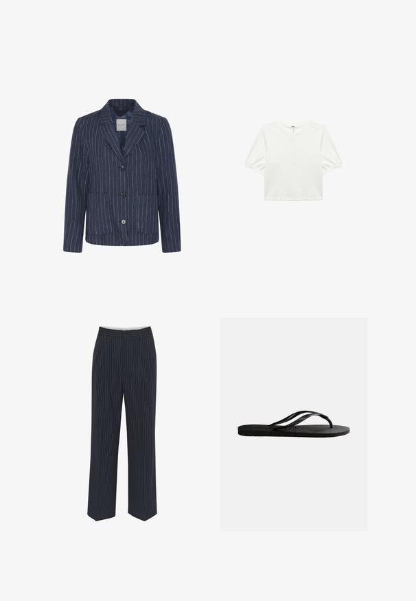 Mørkeblå blazer med hvide nålestriber, tre sorte knapper, to forlommer med klap og reverskrave med hak.; Hvid kortærmet cropped top med samlede elastiske manchetter og rund hals på en ensfarvet baggrund.; Mørkeblå bukser med hvide lodrette striber, vide ben, glat stof, bælteløkker og en midtersøm foran for et skræddersyet udseende.; Sort gummiflip-flop sandal med tekstureret fodseng og tynde Y-formede remme på en ensartet hvid baggrund.