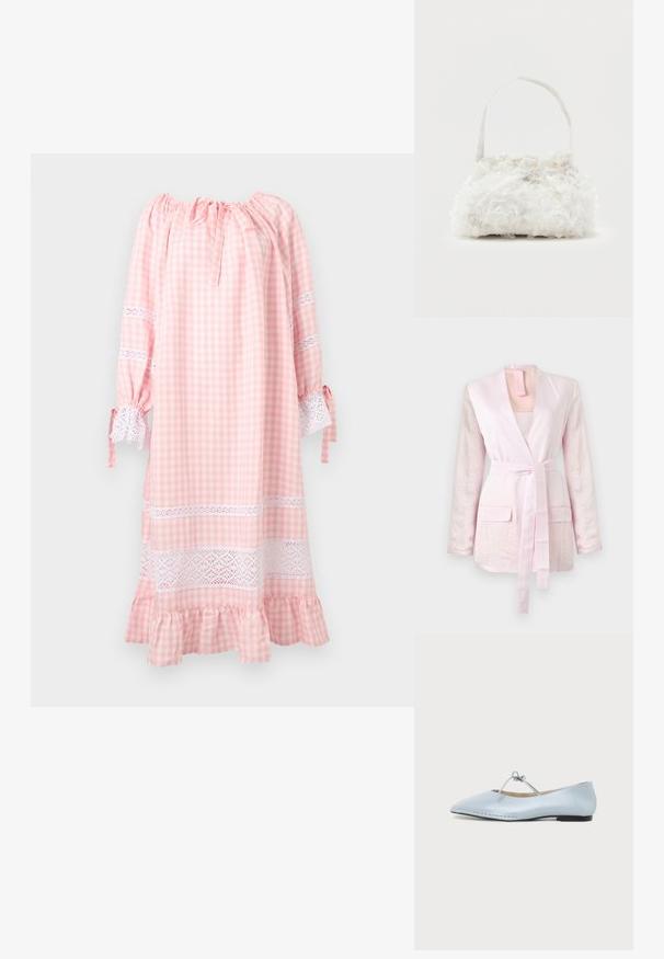 Veste blazer rose clair à manches longues en tissu texturé, avec deux poches à rabat à l'avant et une ceinture assortie nouée à la taille.; Nuisette en gingham rose et blanc avec manches longues bouffantes, bordure en dentelle aux manches et à l'ourlet, et détail à volants en bas.; Chaussure plate bleu clair à bout pointu avec une fine sangle nouée sur le dessus et un petit talon noir.; Petit sac à main blanc orné de roses en tissu recouvrant le corps et d'une fine anse unique, sur un fond uni.